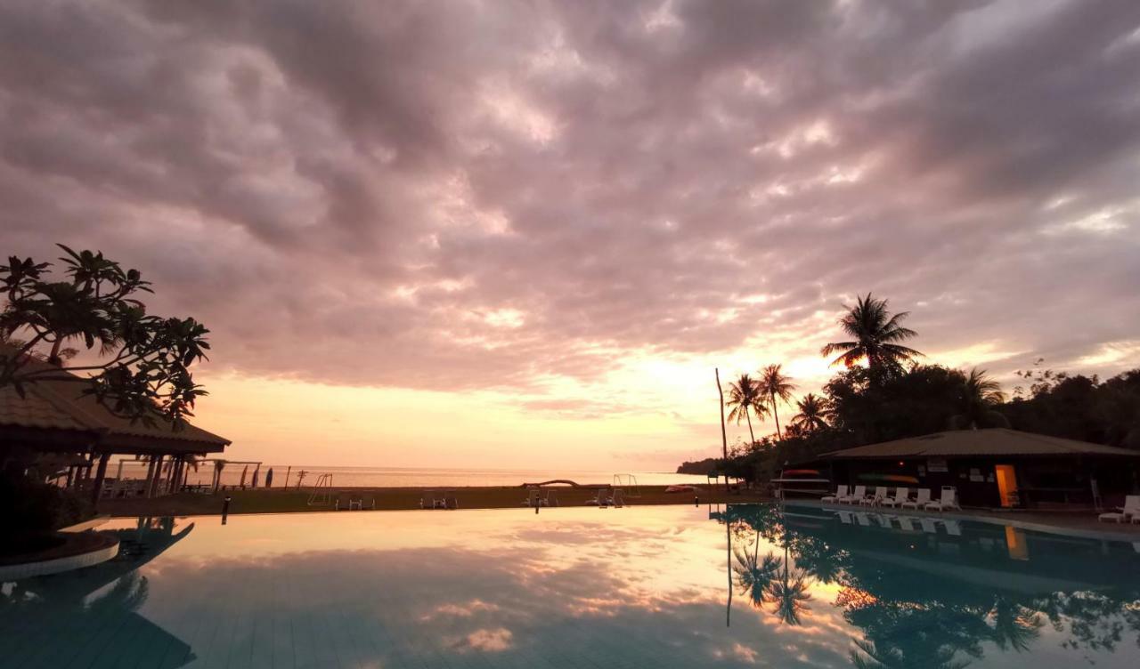 Palm Beach Resort & Spa Labuan Exterior photo